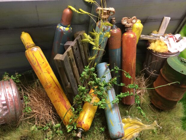 Old gas cylinders 1/35