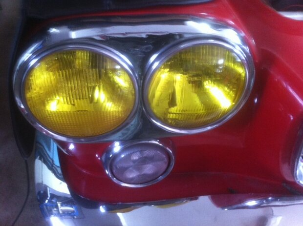 Headlights yellow, round set