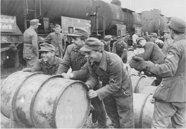 German / US oil barrels 1/72  - 1/87