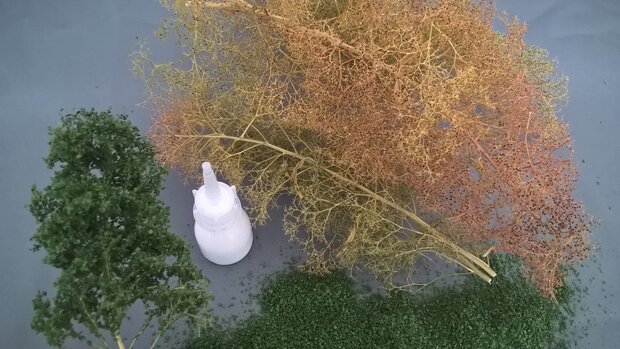 Small green leaves on twigs  (darkt green)