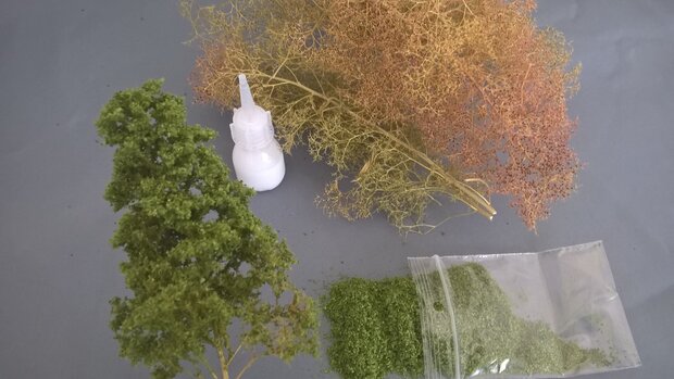 Small green leaves on twigs  (light green)